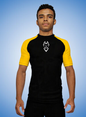RASH GUARD MANGA FAIXA AMARELA